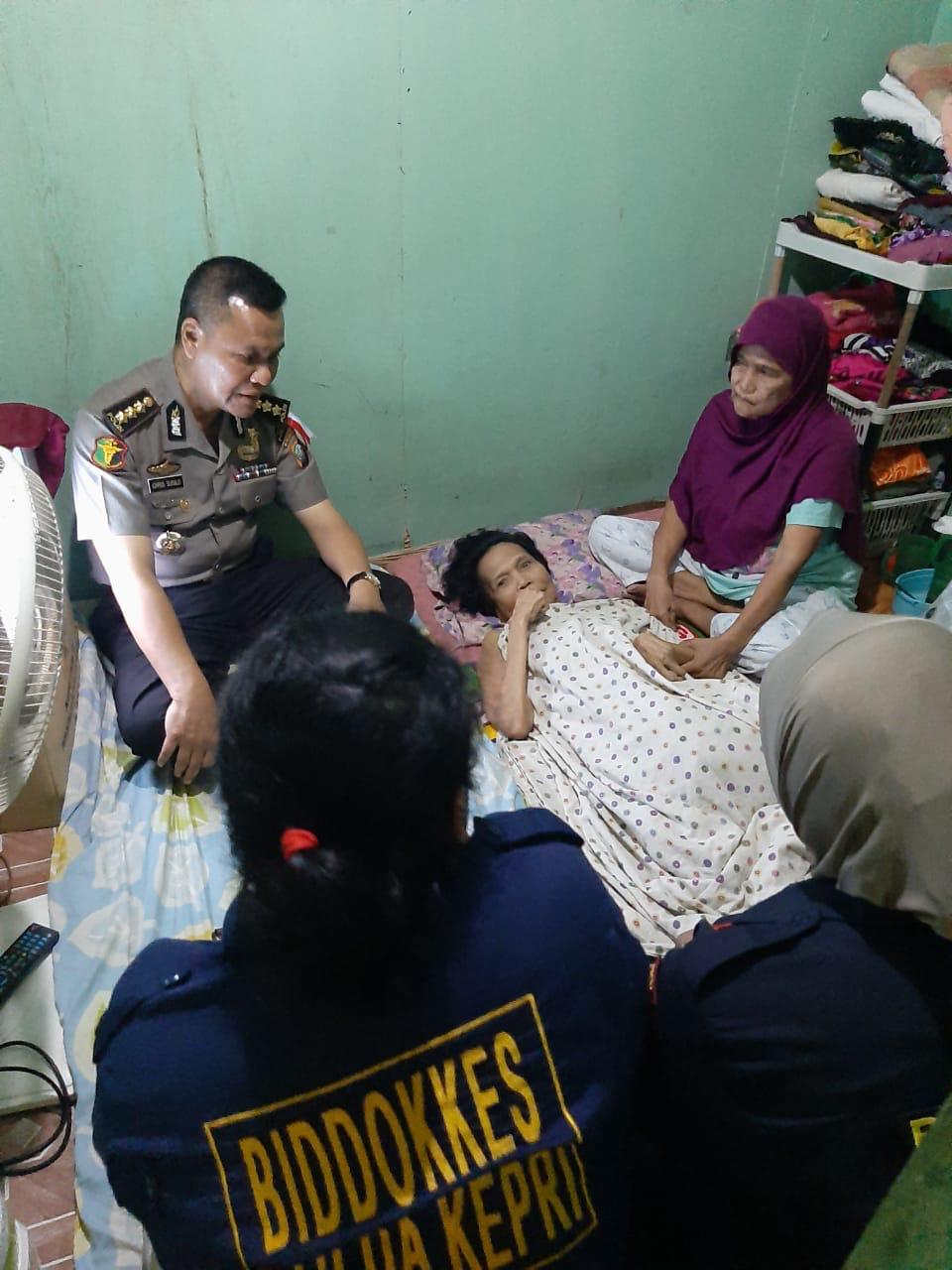 Polda Kepri Sambangi dan Beri Bantuan Kepada Wanita  