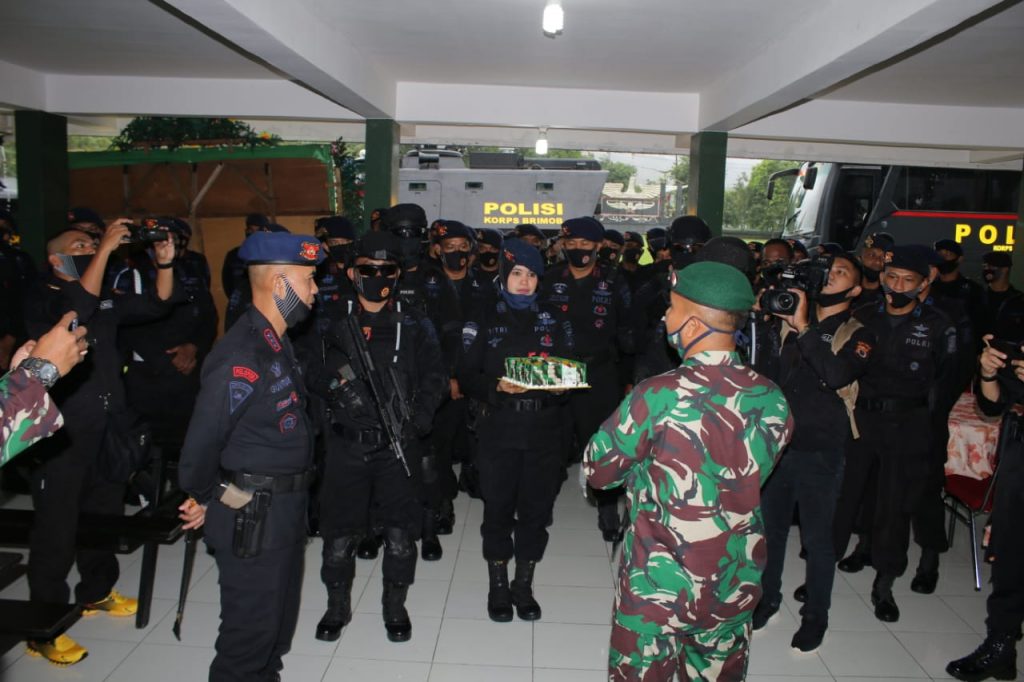 Dansat Brimob Polda Maluku Bersama Personel Beri Kejutan Ulang Tahun